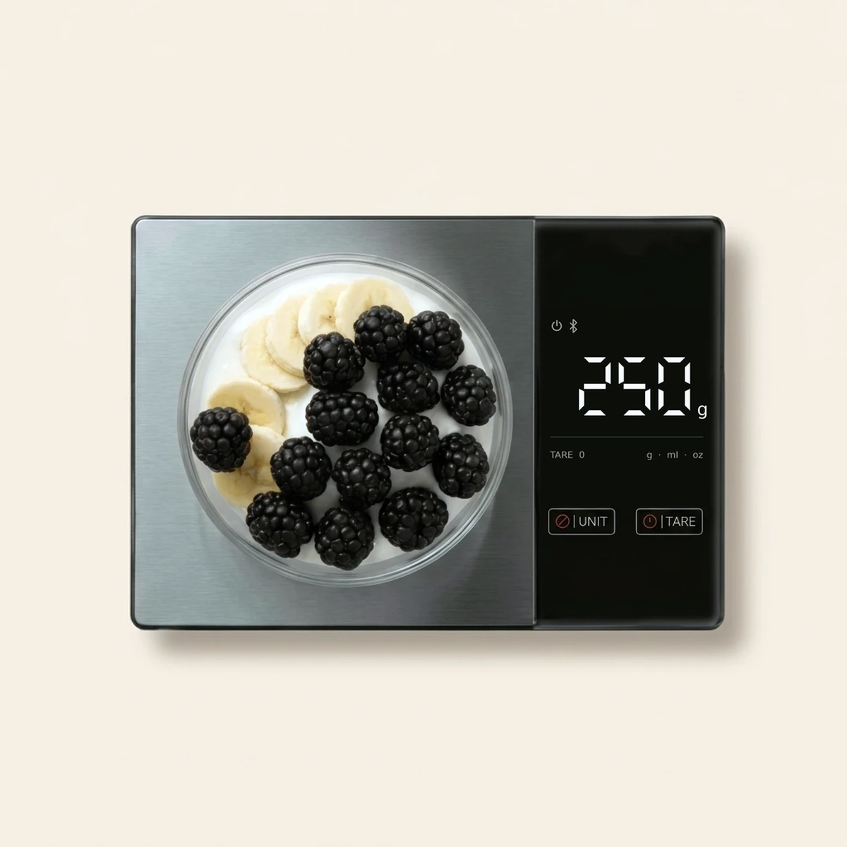 Balance de cuisine connectée en verre trempé avec un bol de fruits