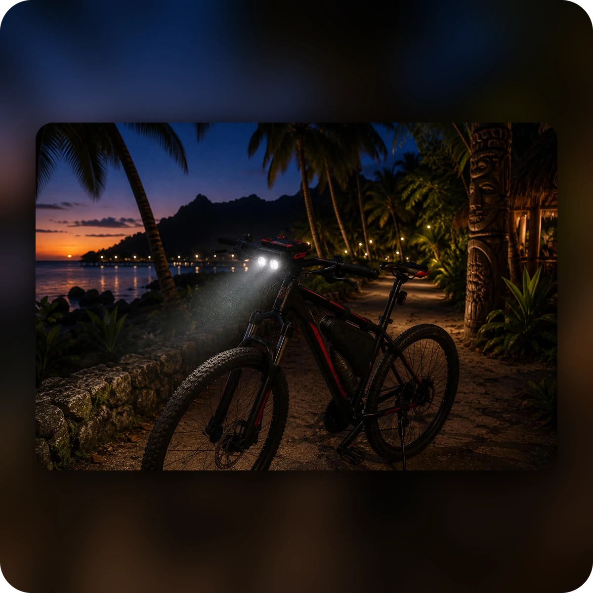 Vélo éclairé par le phare LED de nuit, sous les cocotiers
