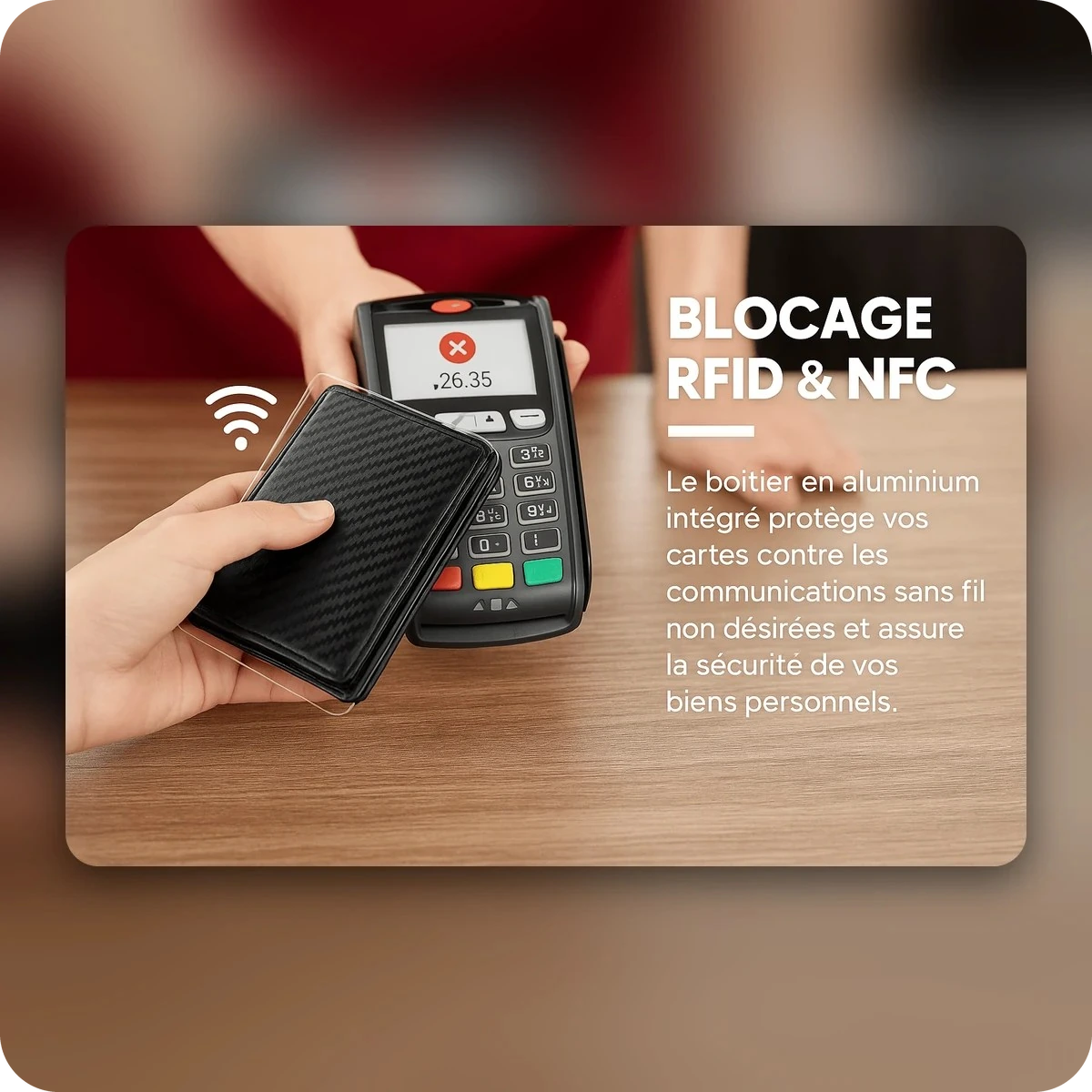 Porte cartes anti RFID devant un terminal de paiement