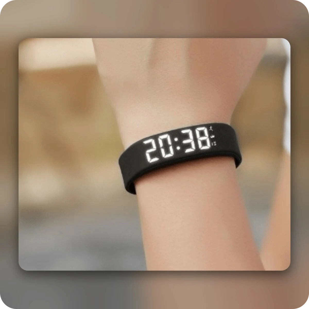 Bracelet digital au poignet affichant l'heure