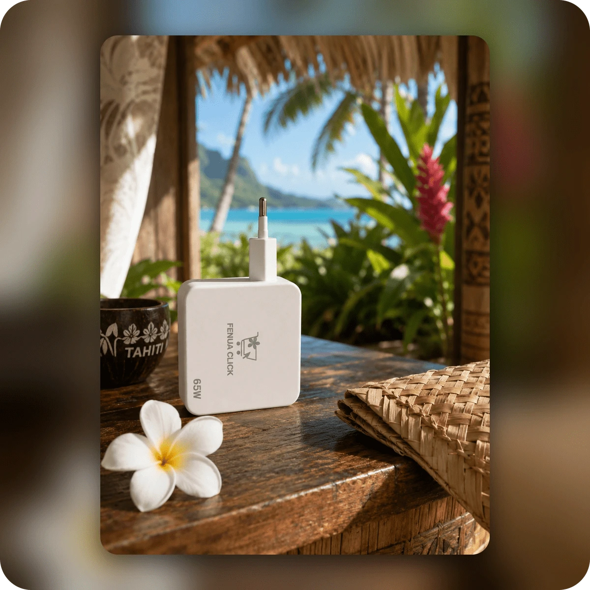 Chargeur GaN 65 W Fenua Click avec une fleur de tiare