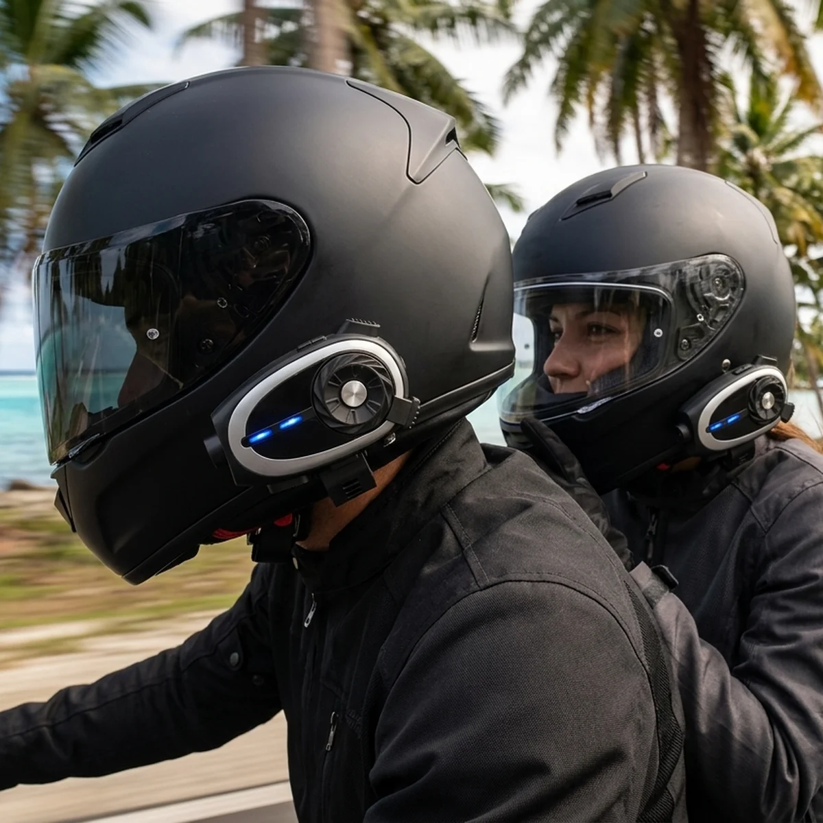Deux motardes à l'arrêt face aux montagnes de Moorea, qui se parlent grâce à l'intercom Q29