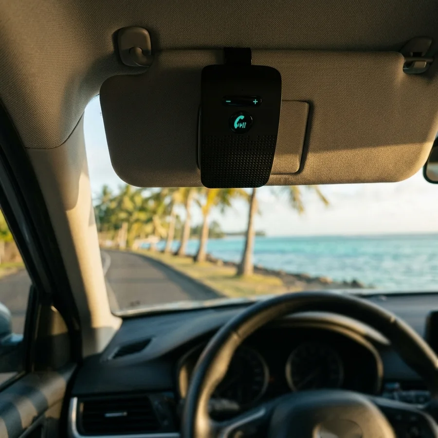 Kit mains libres Bluetooth clipsé sur le pare soleil, au dessus du conducteur